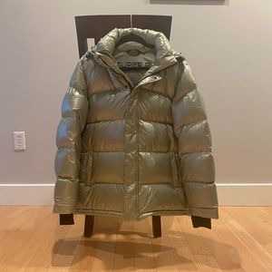 Aritizia Super Puff Hi-Gloss Silent Storm Green Size M